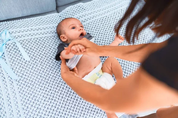 Schattige Baby Liggend Bank Thuis Pasgeboren Ontspannen Rusten Comfortabel — Stockfoto