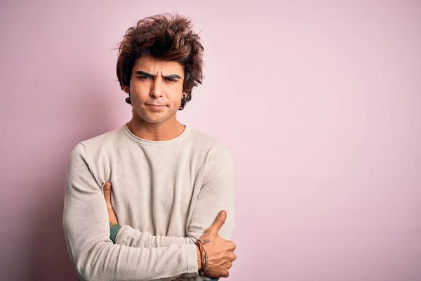 Joven Hombre Guapo Con Camiseta Casual Pie Sobre Fondo Rosa — Foto de Stock