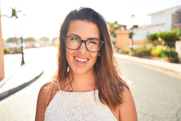 Giovane Bella Donna Sul Villaggio Romatico Piedi Sulla Strada Della — Foto Stock