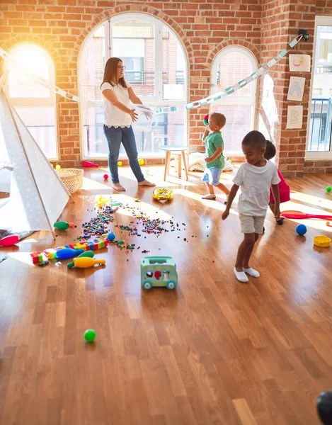 Jonge Mooie Leraar Peuters Spelen Basketbal Rond Veel Speelgoed Kleuterschool — Stockfoto