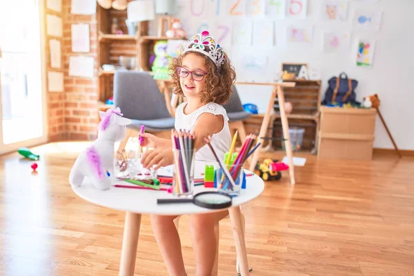Vackra Barn Bär Glasögon Och Prinsessa Krona Sitter Ritning Med — Stockfoto