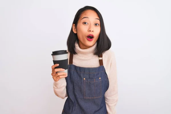 Krásná Barista Čínská Žena Nosí Zástěru Drží Kávu Přes Izolované — Stock fotografie