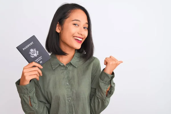 Krásná Čínská Žena Drží Usa Spojených Států Pas Nad Izolované — Stock fotografie