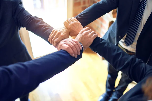 Grupo Trabajadores Negocios Pie Círculo Haciendo Símbolo Con Las Manos — Foto de Stock