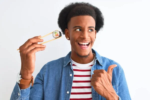 Молодой Африканский Американец Ест Суши Палочками Еды Изолированном Белом Фоне — стоковое фото
