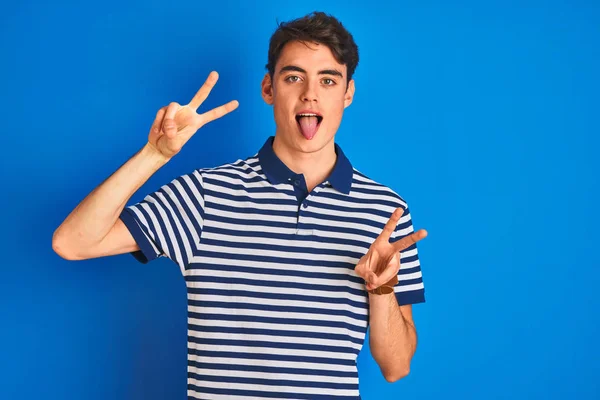 Teenie Junge Lässigem Shirt Vor Blauem Hintergrund Lächelnd Mit Herausgestreckter — Stockfoto