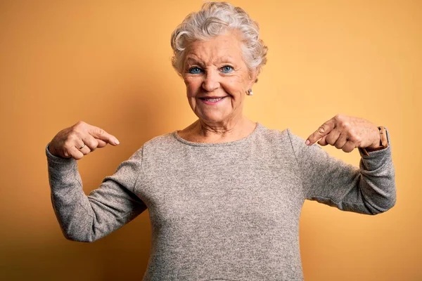 Seniorin Schöne Frau Lässigem Shirt Steht Über Isoliertem Gelben Hintergrund — Stockfoto