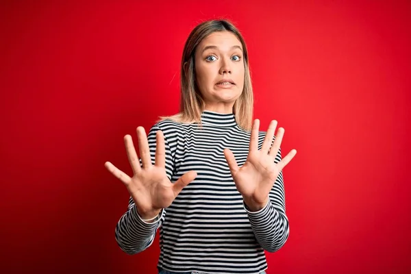 Ung Vacker Blond Kvinna Bär Casual Randig Tröja Över Röd — Stockfoto