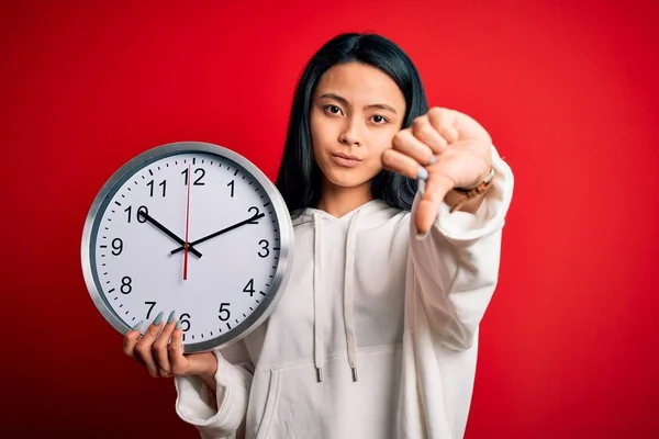 Jeune Belle Femme Chinoise Tenant Grande Horloge Debout Sur Fond — Photo