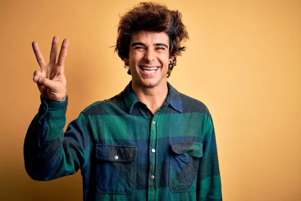 Sarı Arka Plan Üzerinde Duran Kendinden Emin Mutlu Gülümseyen Genç — Stok fotoğraf