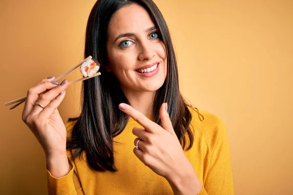 Jonge Brunette Vrouw Met Blauwe Ogen Eten Zalm Maki Sushi — Stockfoto