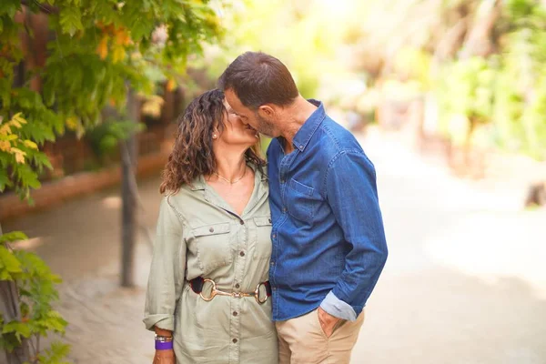 Casal Bonito Meia Idade Sorrindo Feliz Confiante Parque Cidade Com — Fotografia de Stock