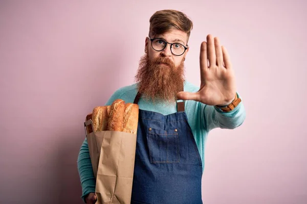 Irlandzki Ruda Piekarz Człowiek Brodą Trzymając Zakupy Papierowa Torba Chleba — Zdjęcie stockowe