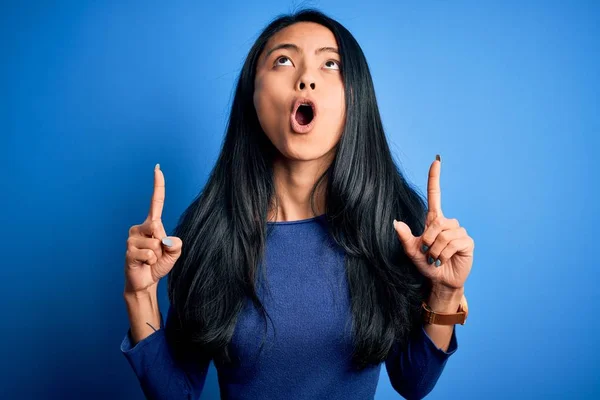 Joven Hermosa Mujer China Con Camiseta Casual Sobre Fondo Azul — Foto de Stock