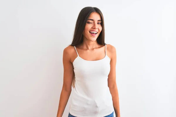 Joven Hermosa Mujer Con Camiseta Casual Pie Sobre Fondo Blanco —  Fotos de Stock