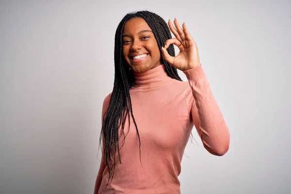 Jeune Femme Afro Américaine Debout Occasionnel Frais Sur Fond Blanc — Photo