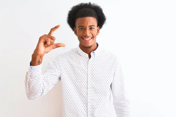 Jovem Afro Americano Vestindo Camisa Elegante Sobre Fundo Branco Isolado — Fotografia de Stock