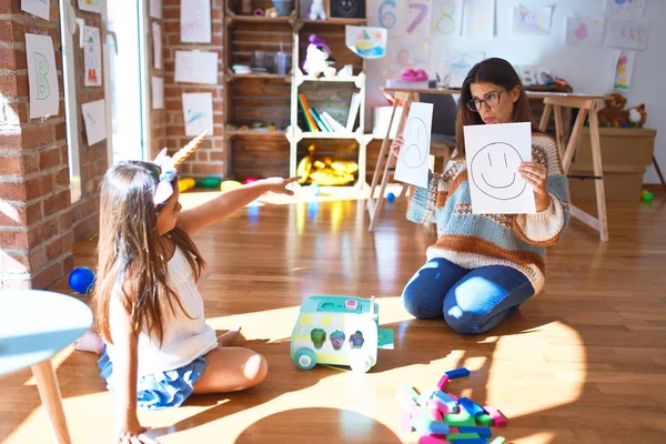 Beautiful Pshychologist Toddler Doing Therapy Emotions Emoji Lots Toys Kindergarten — ストック写真