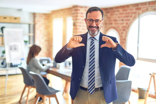 Medelålders Stilig Affärsman Klädd Glasögon Står Kontoret Ser Säker Med — Stockfoto