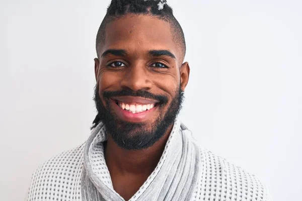 Afroamerikansk Man Med Flätor Bär Grå Tröja Över Isolerad Vit — Stockfoto