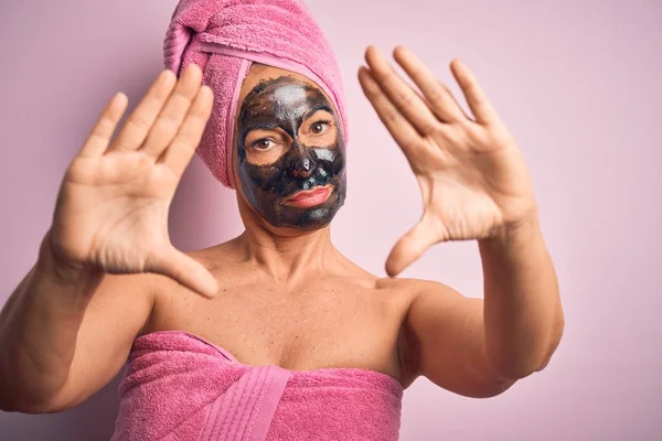 Středního Věku Brunetka Žena Sobě Krása Černá Tvář Maska Přes — Stock fotografie