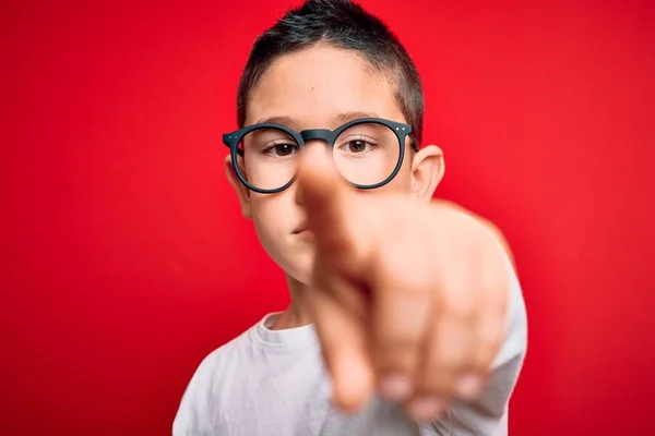 Mladý Malý Chytrý Chlapec Nosí Nerd Brýle Přes Červené Izolované — Stock fotografie