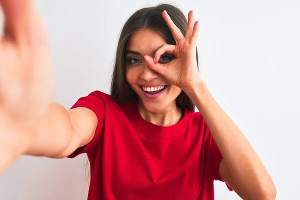 Όμορφη Γυναίκα Φορώντας Κόκκινο Shirt Κάνουν Selfie Από Την Κάμερα — Φωτογραφία Αρχείου