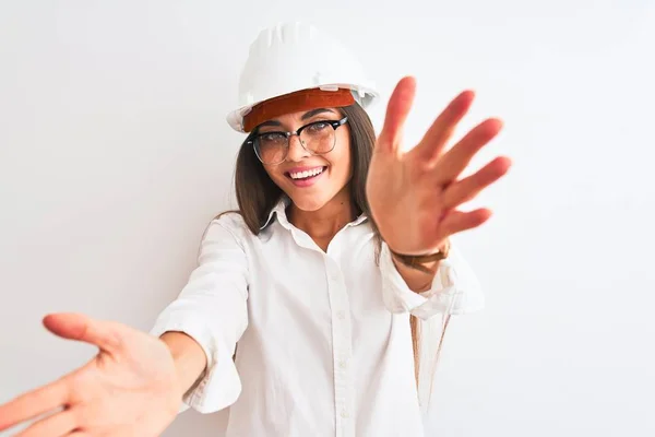 Jonge Mooie Architect Vrouw Draagt Helm Bril Geïsoleerde Witte Achtergrond — Stockfoto