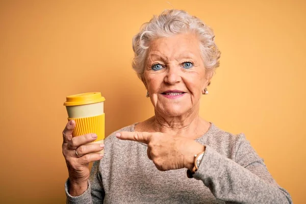 Senior Bela Mulher Beber Xícara Café Sobre Fundo Amarelo Isolado — Fotografia de Stock