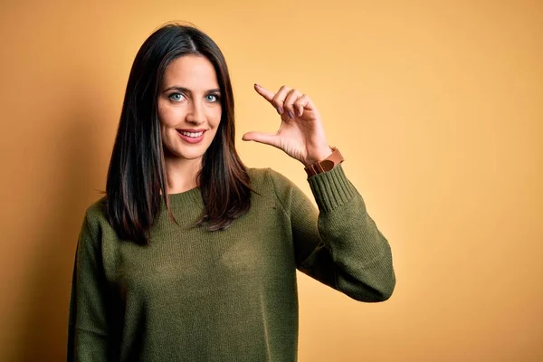 Young Brunette Woman Blue Eyes Wearing Green Casual Sweater Yellow — 스톡 사진