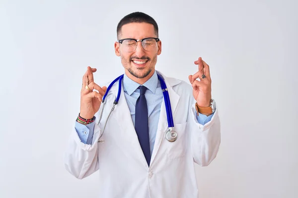Jovem Médico Homem Vestindo Estetoscópio Sobre Fundo Isolado Gesto Dedo — Fotografia de Stock