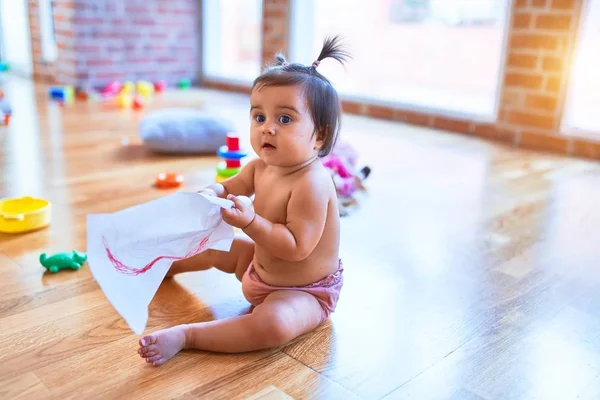 Anaokulunda Renkli Oyuncaklar Arasında Mutlu Güzel Bir Bebek — Stok fotoğraf