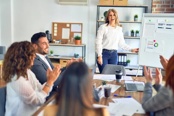 Grupo Trabalhadores Negócios Trabalhando Juntos Uma Reunião Deles Fazendo Apresentação — Fotografia de Stock