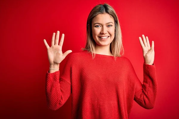 Ung Vacker Blond Kvinna Bär Casual Tröja Över Röd Isolerad — Stockfoto