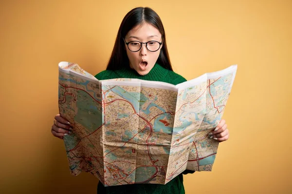 Genç Asyalı Turist Kadın Sarı Arka Planda Bir Gezide Şehir — Stok fotoğraf