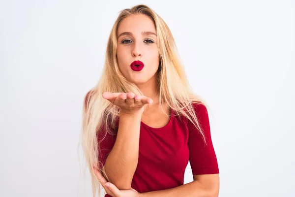 Jonge Mooie Vrouw Draagt Rode Shirt Staan Geïsoleerde Witte Achtergrond — Stockfoto