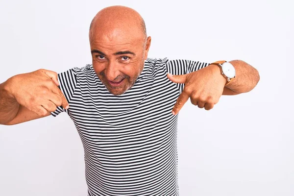 Hombre Guapo Mediana Edad Vistiendo Una Camiseta Azul Marino Rayas —  Fotos de Stock