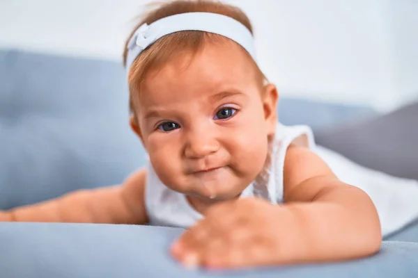 Schattige Baby Liggend Bank Thuis Pasgeboren Ontspannen Rusten Comfortabel — Stockfoto