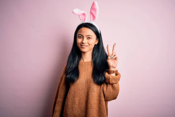 Young Beautiful Chinese Woman Wearing Bunny Ears Standing Isolated Pink — 스톡 사진