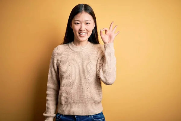 Young Beautiful Asian Woman Wearing Casual Sweater Yellow Isolated Background — 스톡 사진