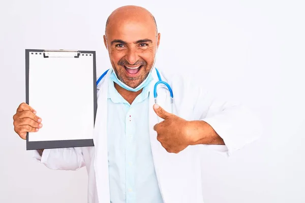 Médico Homem Vestindo Estetoscópio Máscara Segurando Prancheta Sobre Fundo Branco — Fotografia de Stock