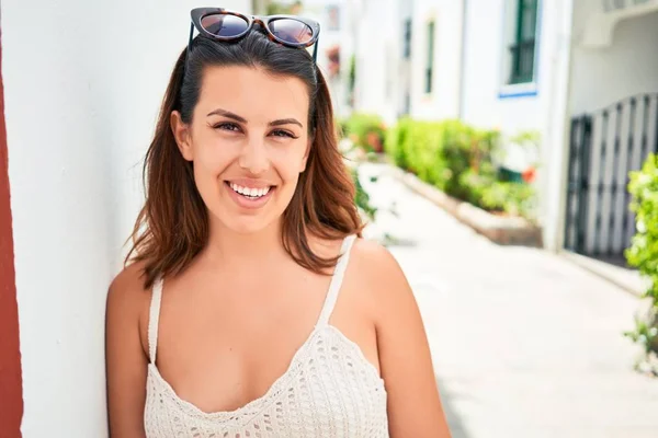 Joven Hermosa Mujer Colorido Pueblo Puerto Mogan Sonriendo Feliz Calle — Foto de Stock