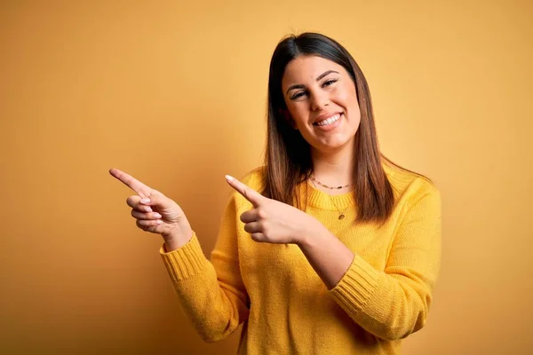 Jeune Belle Femme Portant Pull Décontracté Sur Fond Jaune Isolé — Photo