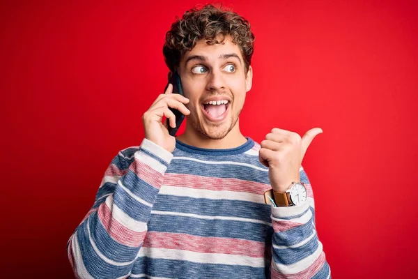 Young Blond Man Curly Hair Having Conversation Talking Smartphone Pointing — 스톡 사진