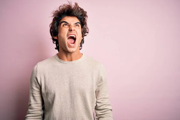 Homem Bonito Jovem Vestindo Camiseta Casual Sobre Fundo Rosa Isolado — Fotografia de Stock