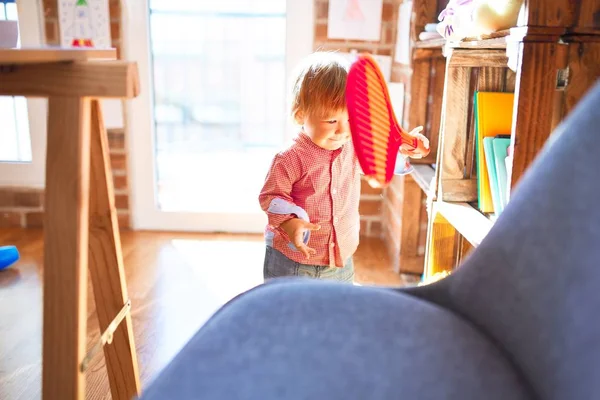 Adorable Niño Sonriendo Feliz Jugando Con Raqueta Tenis Alrededor Montón — Foto de Stock