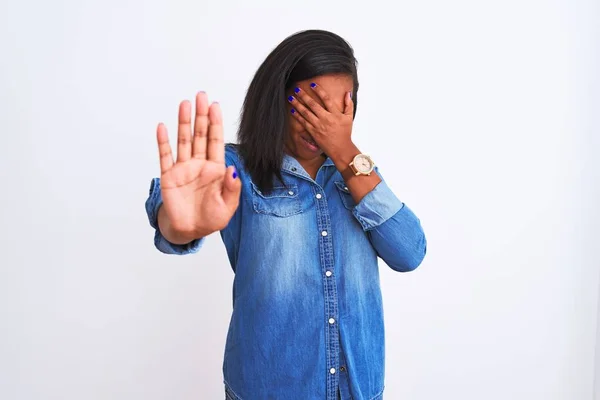 Mooie Jonge Afro Amerikaanse Vrouw Draagt Denim Jas Geïsoleerde Achtergrond — Stockfoto