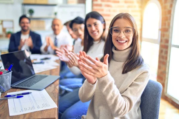 Grupo Empresários Sorrindo Feliz Confiante Trabalhando Conjunto Com Sorriso Rosto — Fotografia de Stock