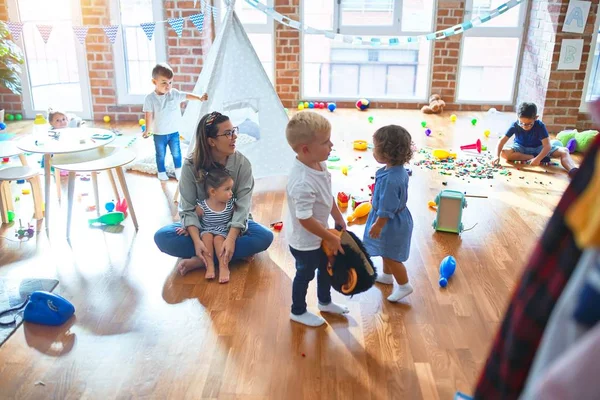 Schöne Lehrerin Und Kleinkindgruppe Spielen Kindergarten Viel Spielzeug — Stockfoto