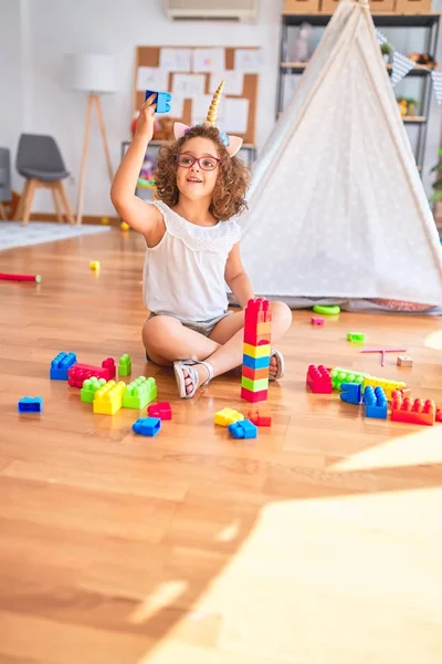 Schönes Kleinkind Mit Brille Und Einhorn Diadem Das Kindergarten Mit — Stockfoto